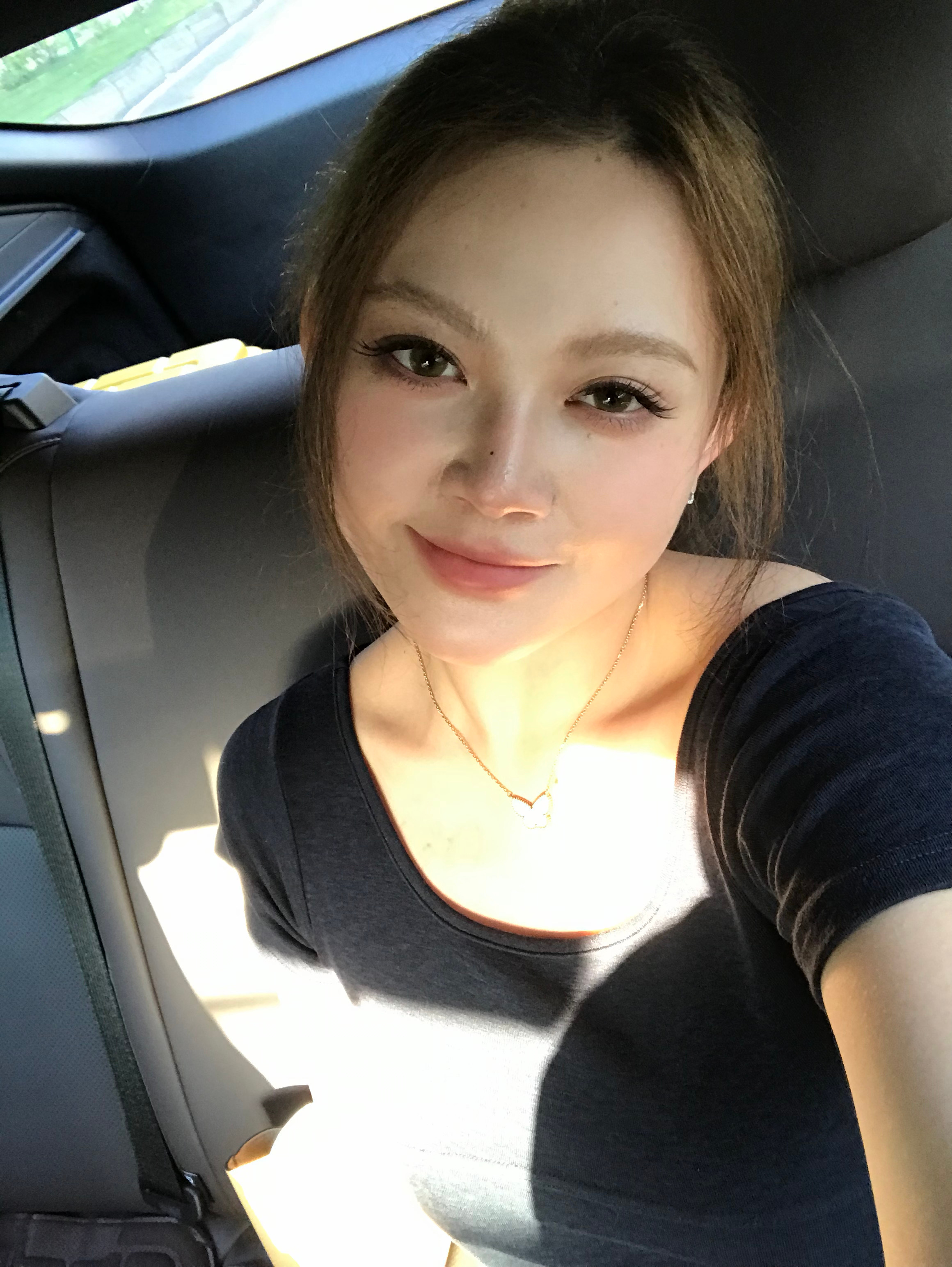 出门闺蜜 今天戴的新买的绿瞳 太美了我丢想钻进我的眼睛 ​​​