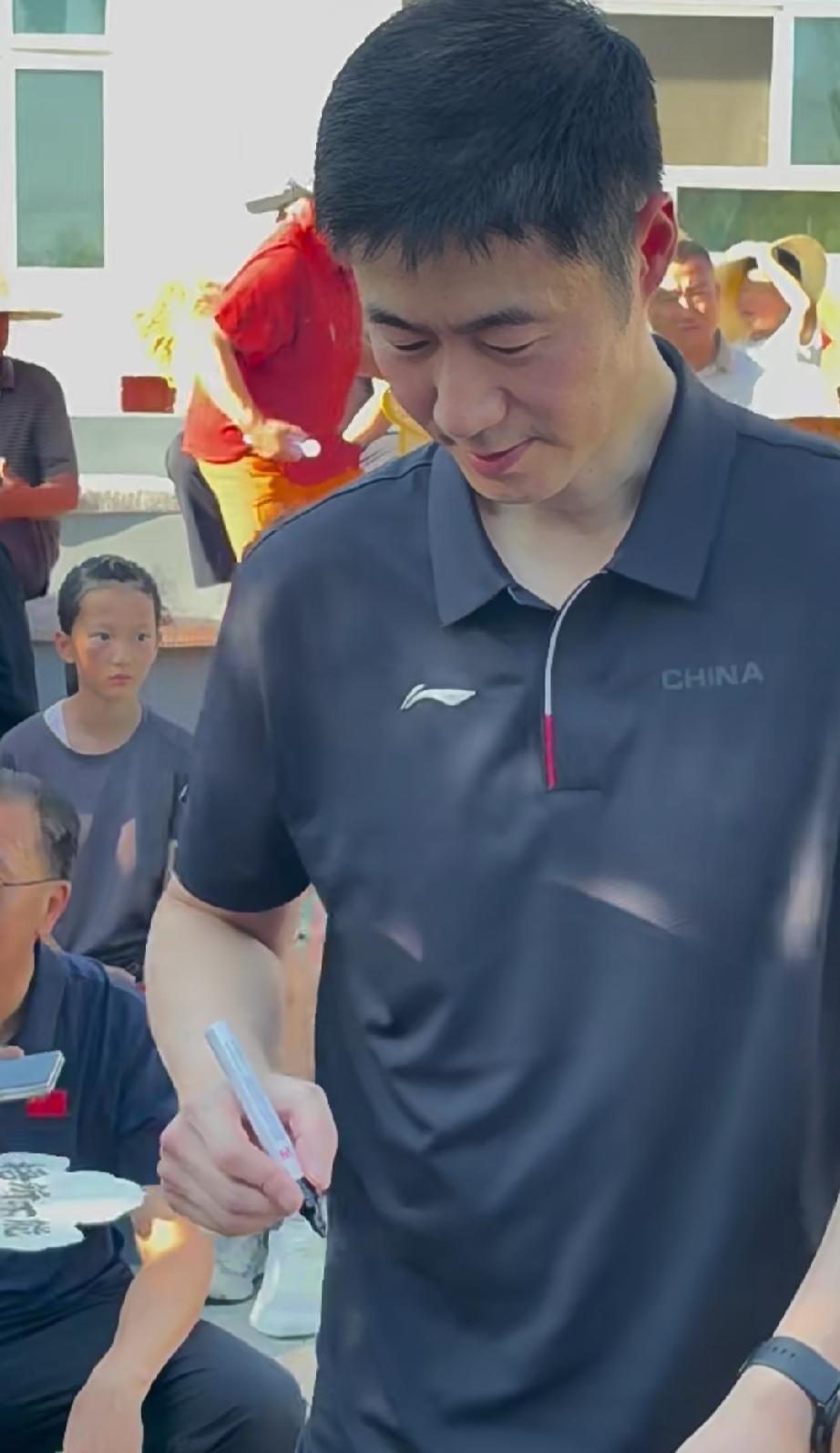 中国乒协负责人王励勤近日来到宁夏灵武市参加乒乓宣传活动！
王励勤在炎炎烈日下与当