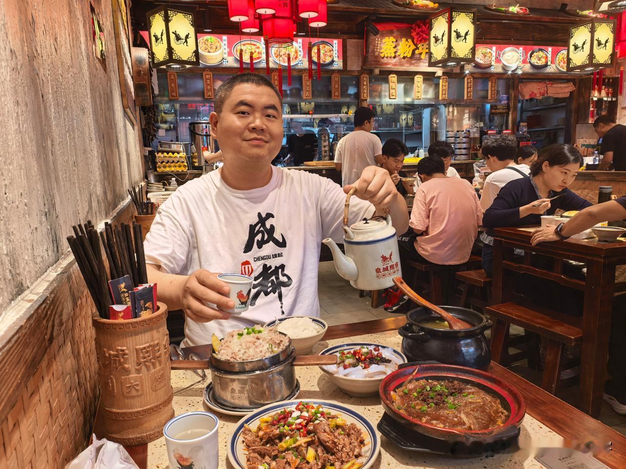 傍晚，在成都武侯祠旁边，发现一家皇城熙客川菜馆，主打“百年粉蒸”系列小吃。我要了