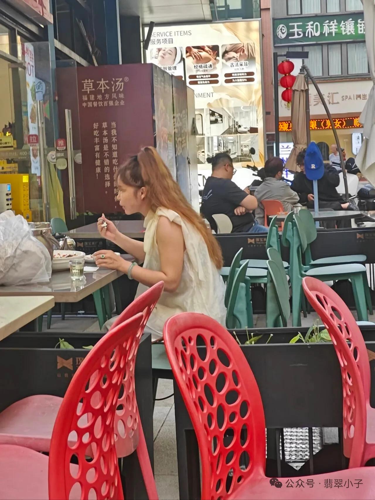 远程盲猜！俩美女的镯子哪个更贵？太专业，也有迷茫的时候—— 

从气质到镯子，俩