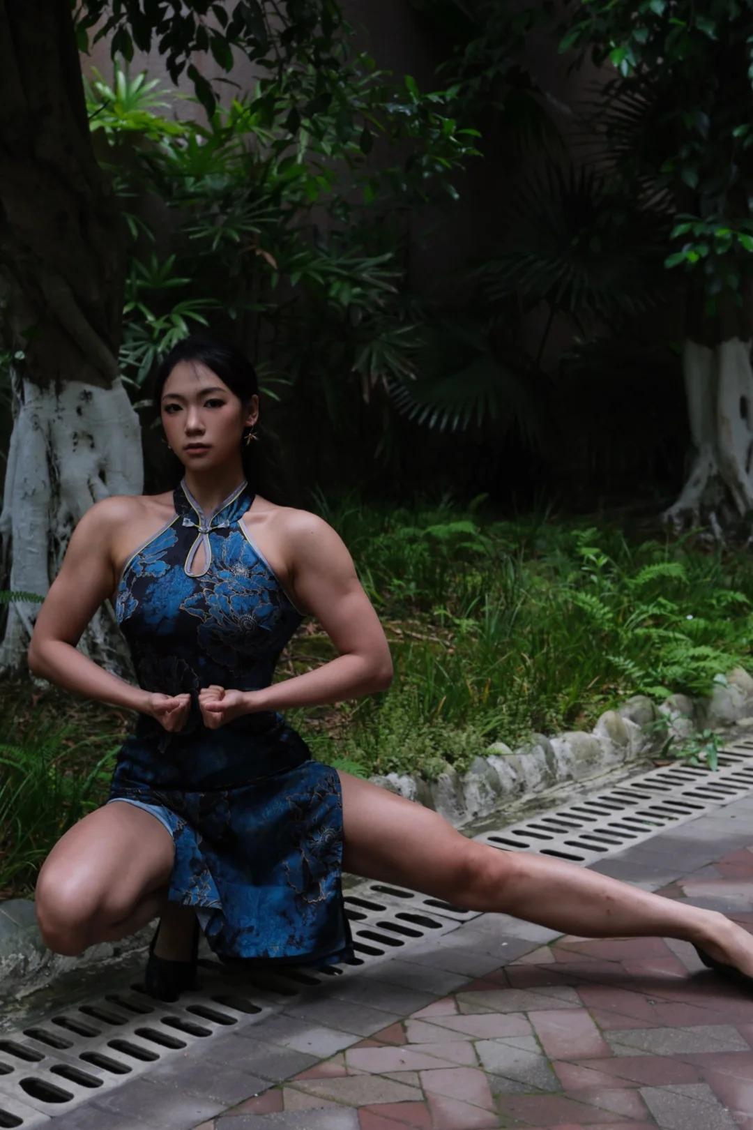 总有人觉得女生练出肌肉会失了柔美，可当紧实线条遇上旗袍，才懂力量与温婉相融有多惊