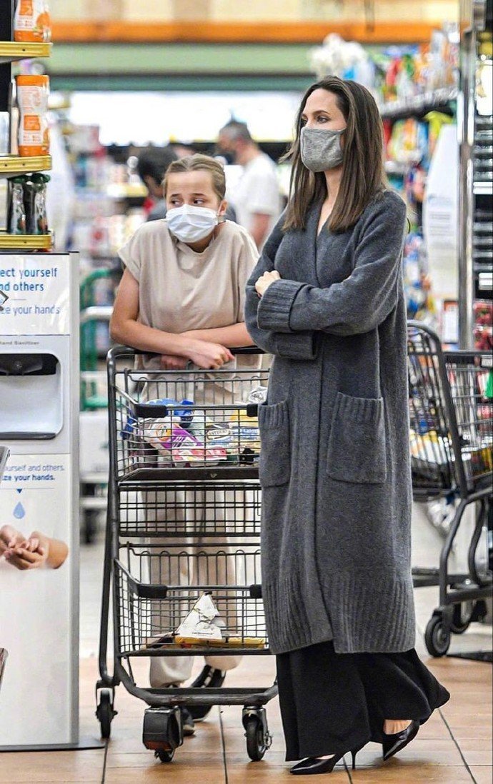 Angelina Jolie 黑白灰日常，极度优雅自在 