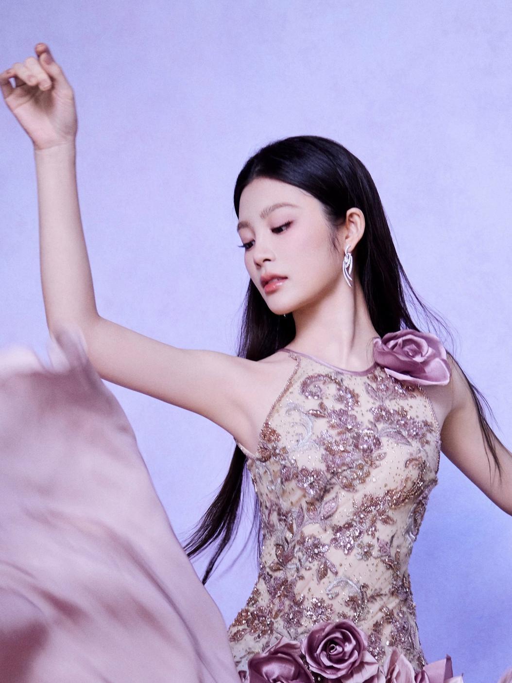 姚晓棠这条浅蓝缎面吊带裙—y肩带镶满碎钻像裹了层星光，收腰+伞裙衬得腰细腿长，站