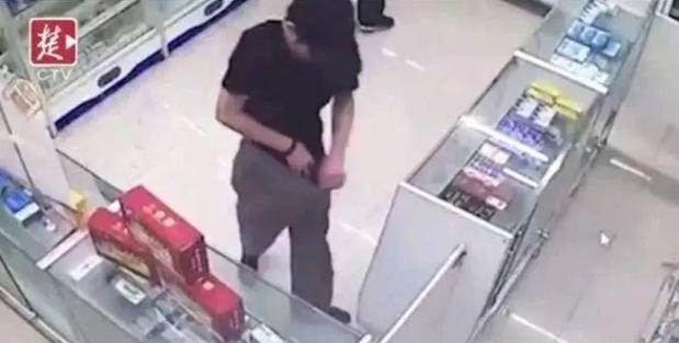 湖北黄石，男子从药店买了一盒伟 哥，但吃完却没有任何反应，男子都自我怀疑了！一个