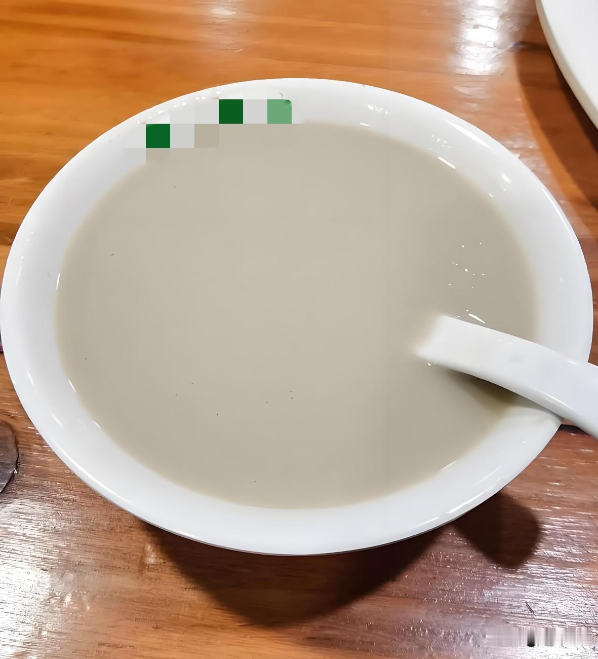 哈哈北京的豆汁到底啥味道？

愣是让我80岁，节约一辈子的大娘一口没喝完。

8