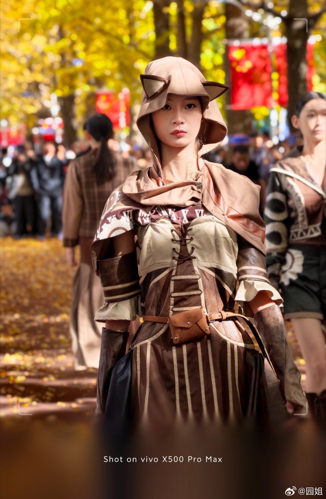 今天带孩子来辽东学院看银杏叶。还有大学生市集美景美人和美食。你们有时间一定来看看