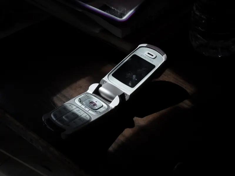 银行能和手机放一起吗？

之前总有人说银行卡可不能跟手机放一块儿，不然会消磁。以