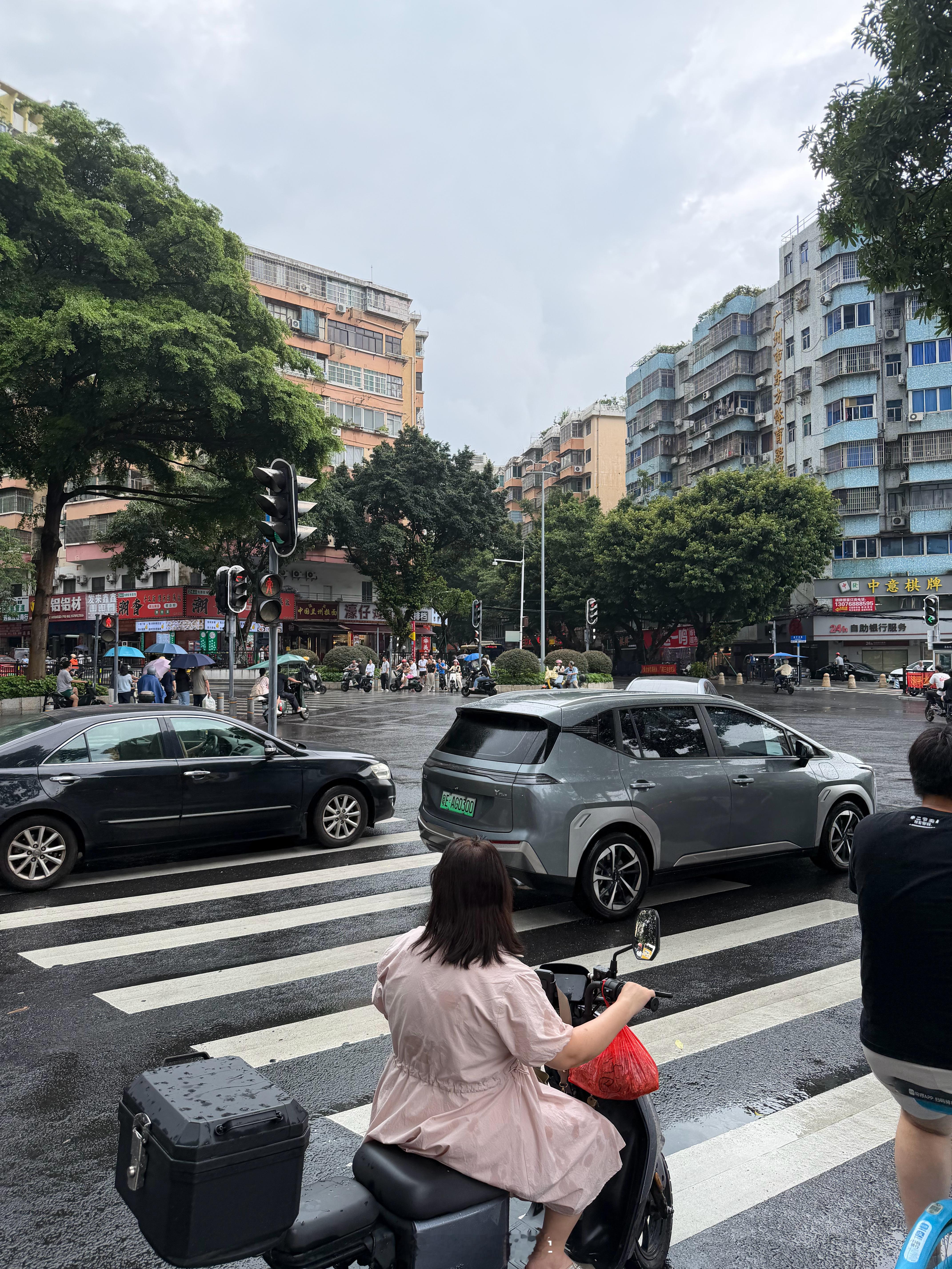 广州这季节走两步就开始下雨，太讨厌了…… 
