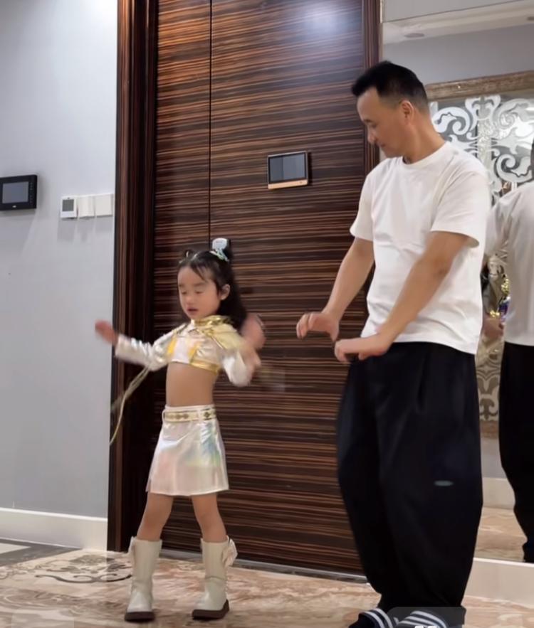 李亚鹏的小女儿夏夏与外公一起跳舞时的一幕