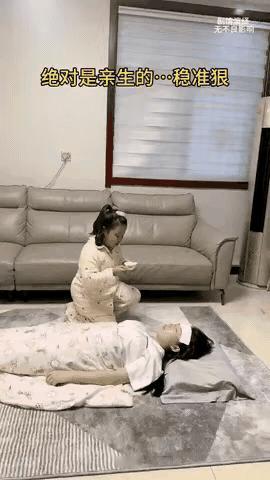 “绝对亲生！”妈妈生病，姐姐一勺一勺的给妈妈喂药，还时不时安慰妈妈，弟弟跑过来叫