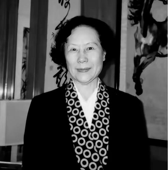 1953年，画马名家徐悲鸿在北京突发脑溢血走了，撇下一屋子字画宝贝，还有俩娃。才