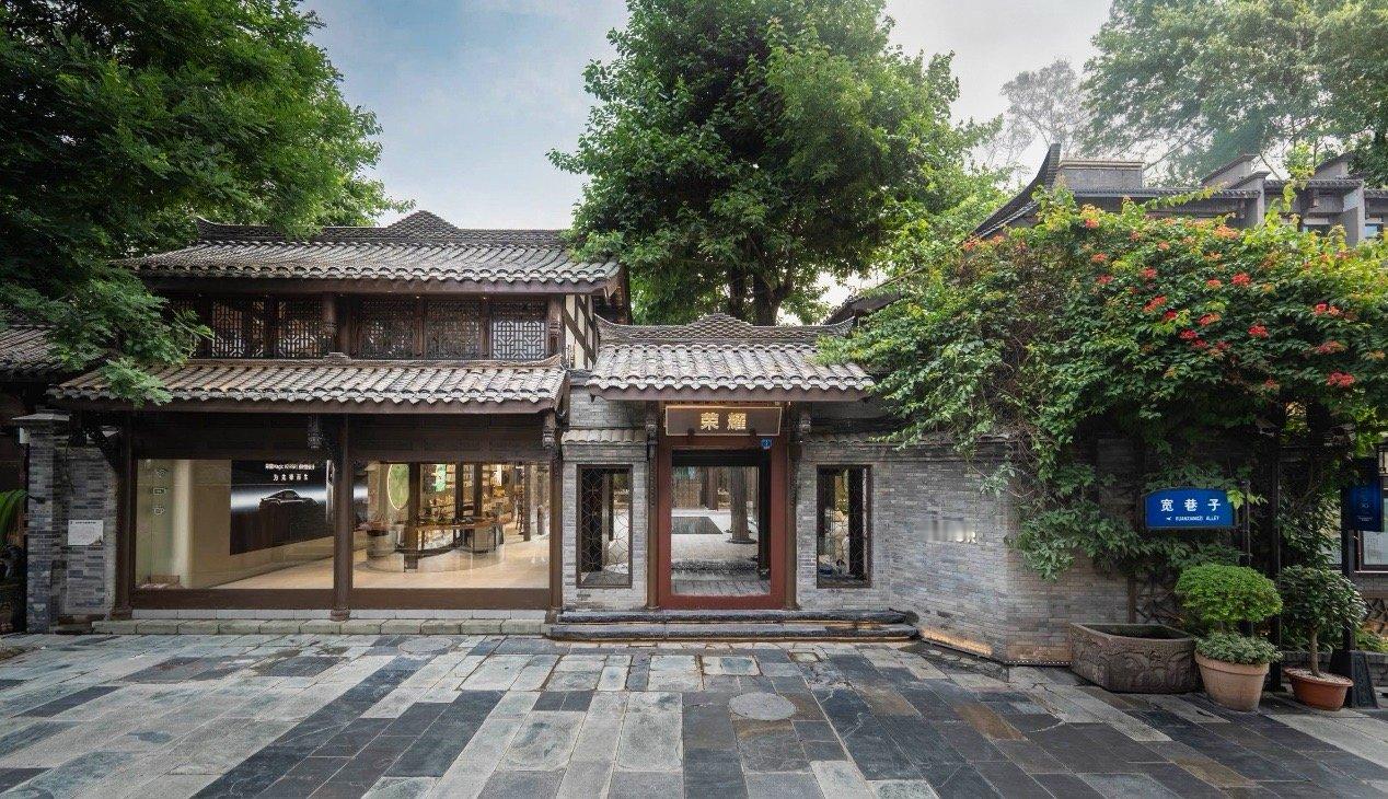 荣耀全球首家旗舰店开业！在成都，也是荣耀成都旗舰店，门店装修风格非常好看，平时逛