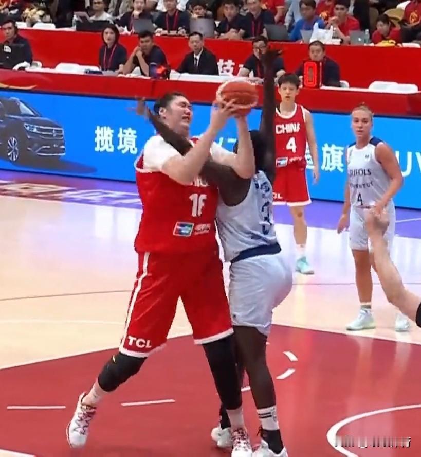 【中国女篮热身赛中国队41-38反超领先上半场】
中国女篮热身赛第二节开始，中国