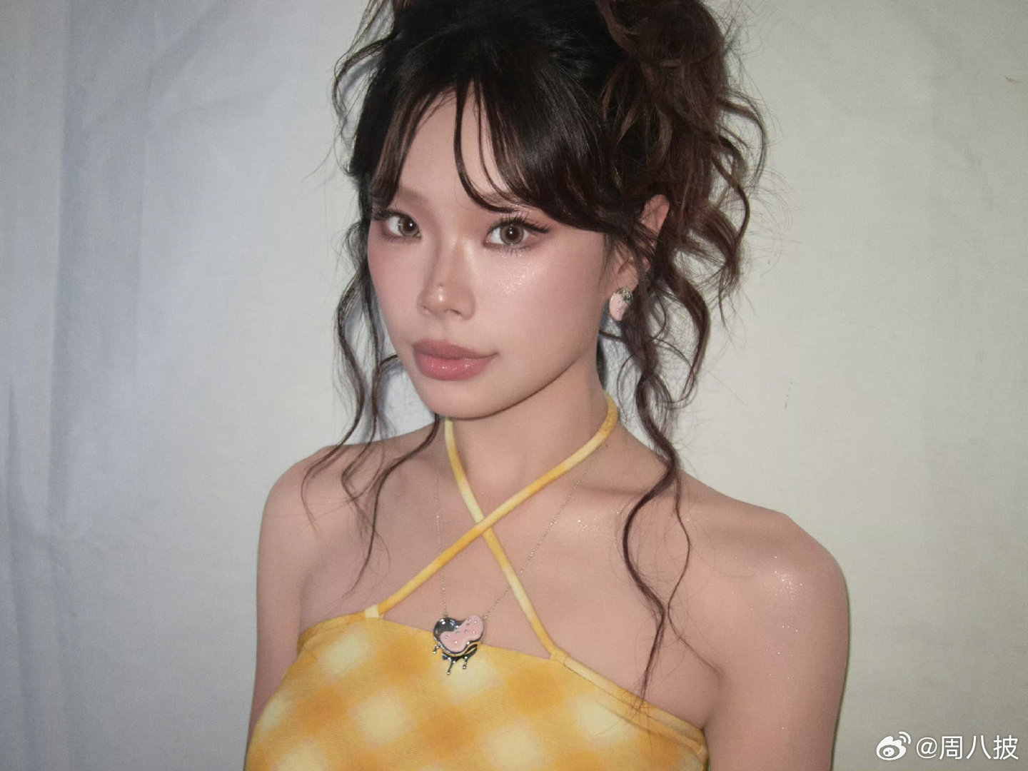 万妮达突围成功周兴哲输给万妮达歌手直播 谁能拒绝万妮达的现场啊！恭喜突围成功，下