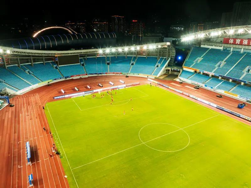 2026年苏超揭幕战马上打响，这次比赛有不少新看点。球员年轻化是一大关键变化，本