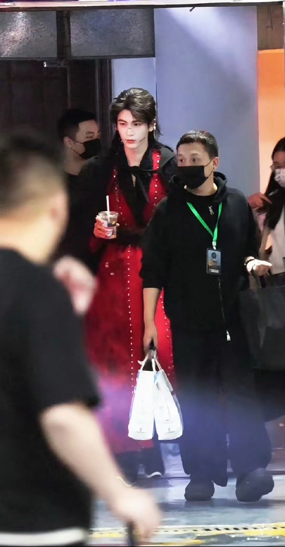 张凌赫红衣战损 张凌赫这张脸真的太绝了！红衣加战损妆，把贵气感和破碎感完美融合，