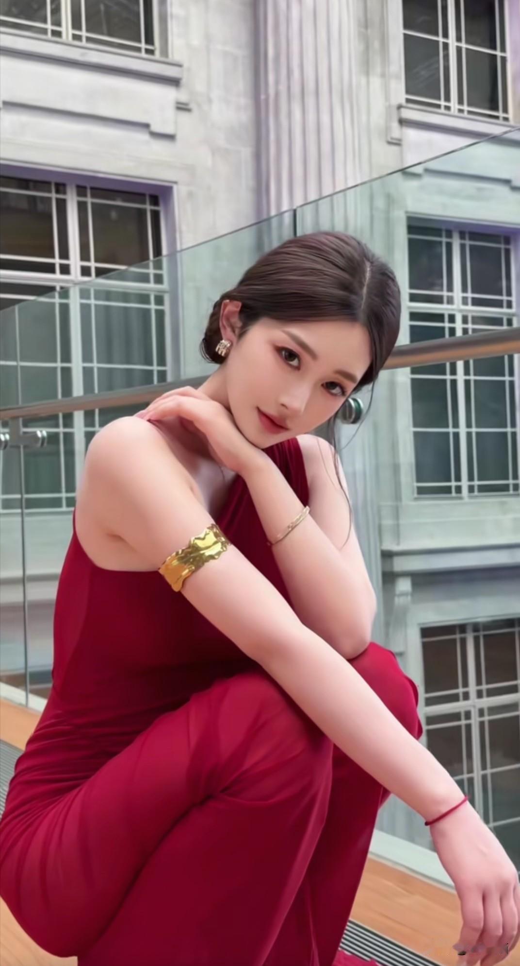 哇塞，看到这姑娘穿着红裙坐在玻璃栏杆旁的画面，瞬间被美到了。那红裙就像燃烧的火焰