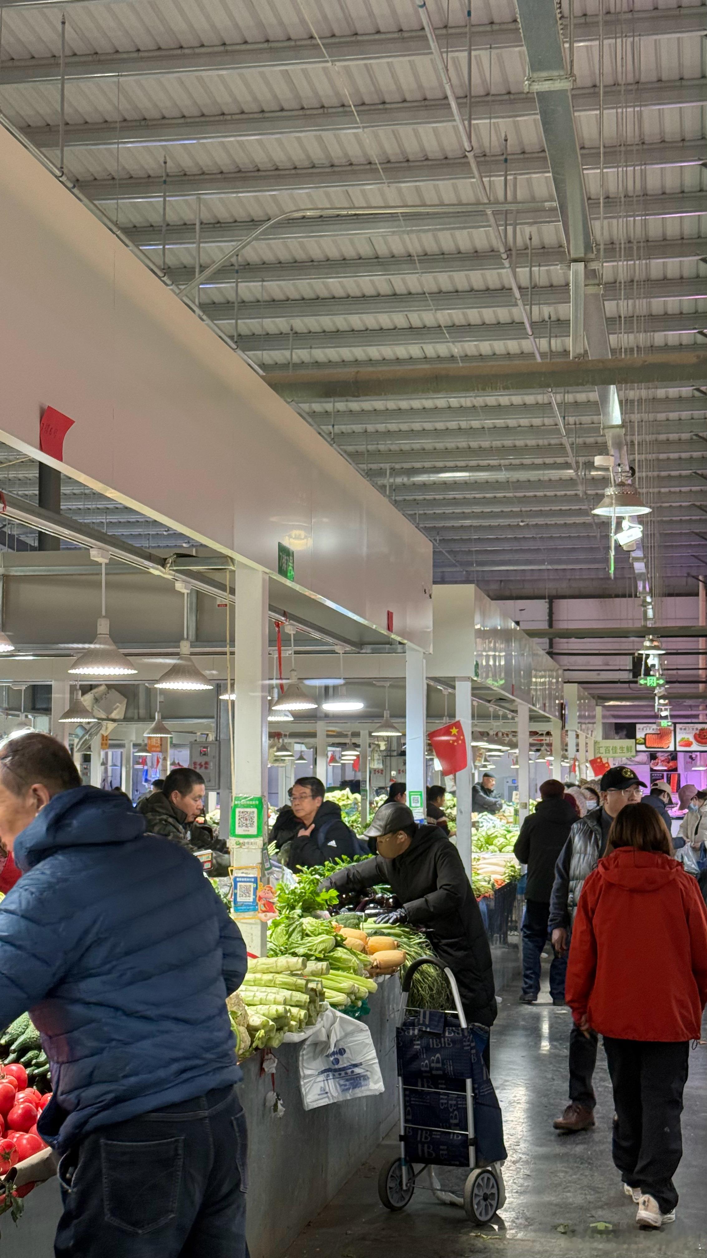 周末逛菜市场，耳边全是支付到账的声音。简单统计了一下：20个中有19个是微信支付