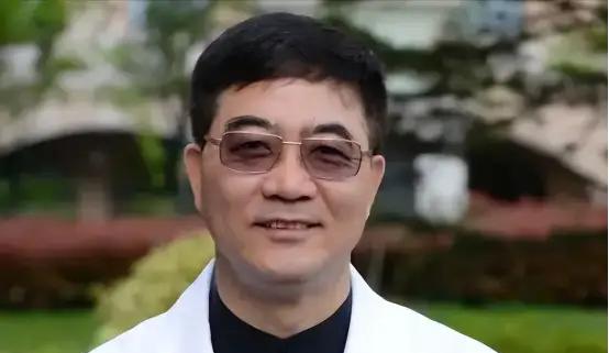上海中山医院顶尖心内科主任葛均波，在为一位19岁的少女做心脏手术时，竟突然颤抖着