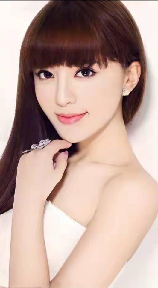 阿兰·达瓦卓玛（阿兰），内地藏族女歌手，被誉为唯美歌姬。拥有极具穿透力的辽阔声线