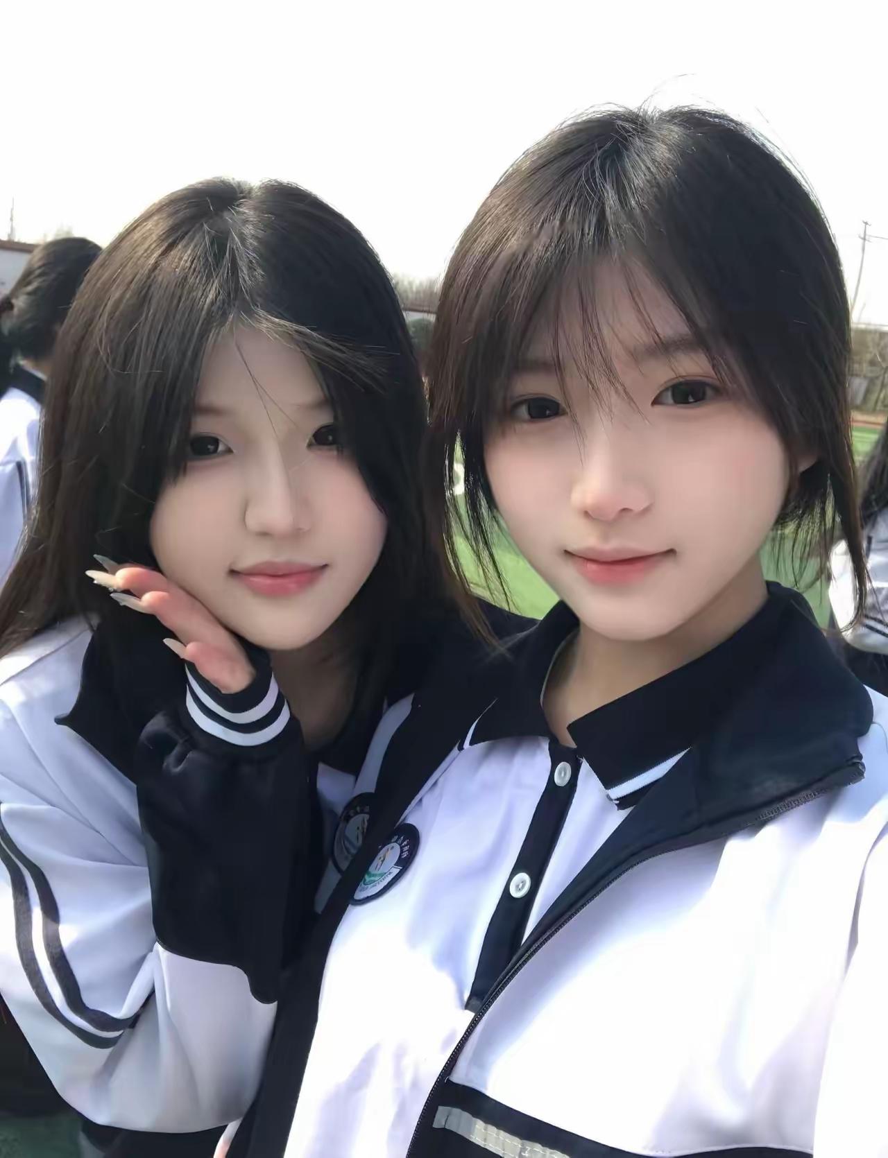 校园里的姐妹花，青春洋溢的笑容！🌞👭💕