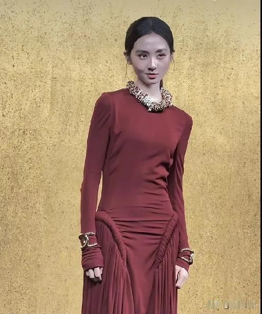 黄磊的大女儿，
黄多多都已经20岁了。
穿着打扮感觉挺成熟的，
没有年轻人的青春