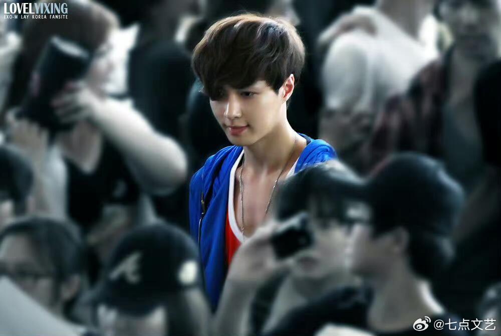 14年前的张艺兴 旧照回望满是回忆，14年前张艺兴出道预告全网官宣，内敛安静的少