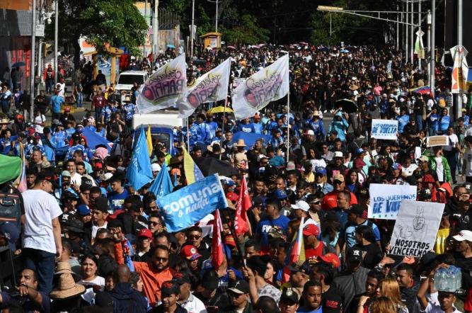 委内瑞拉老百姓冲击总统府了！罗德里格斯以为有美国撑腰就能稳坐，清洗反美官员、把经