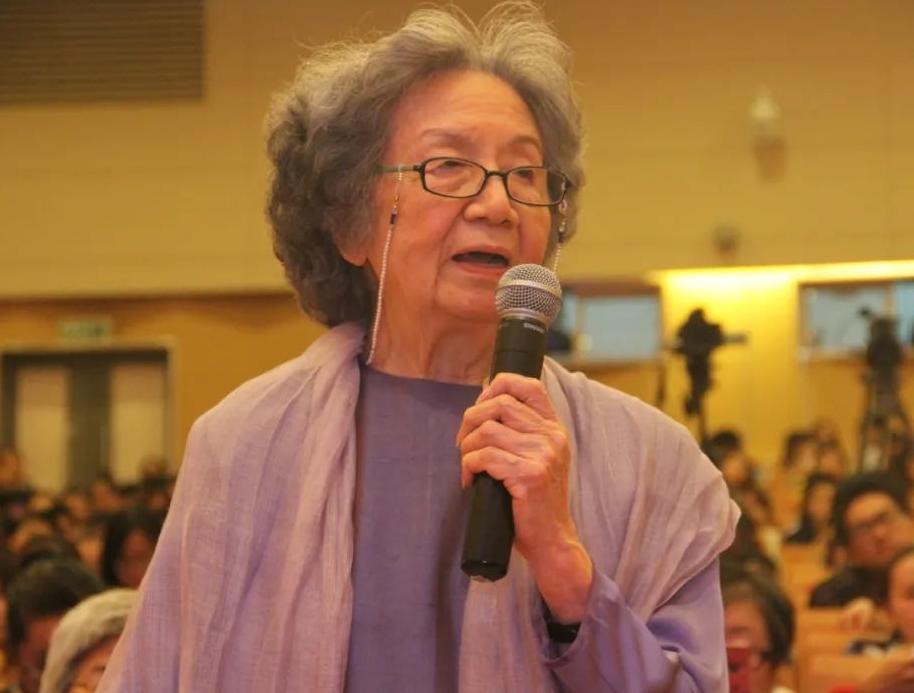 2024年，叶嘉莹去世享年100岁。95岁的时候把积蓄3568万元，捐给了南开大