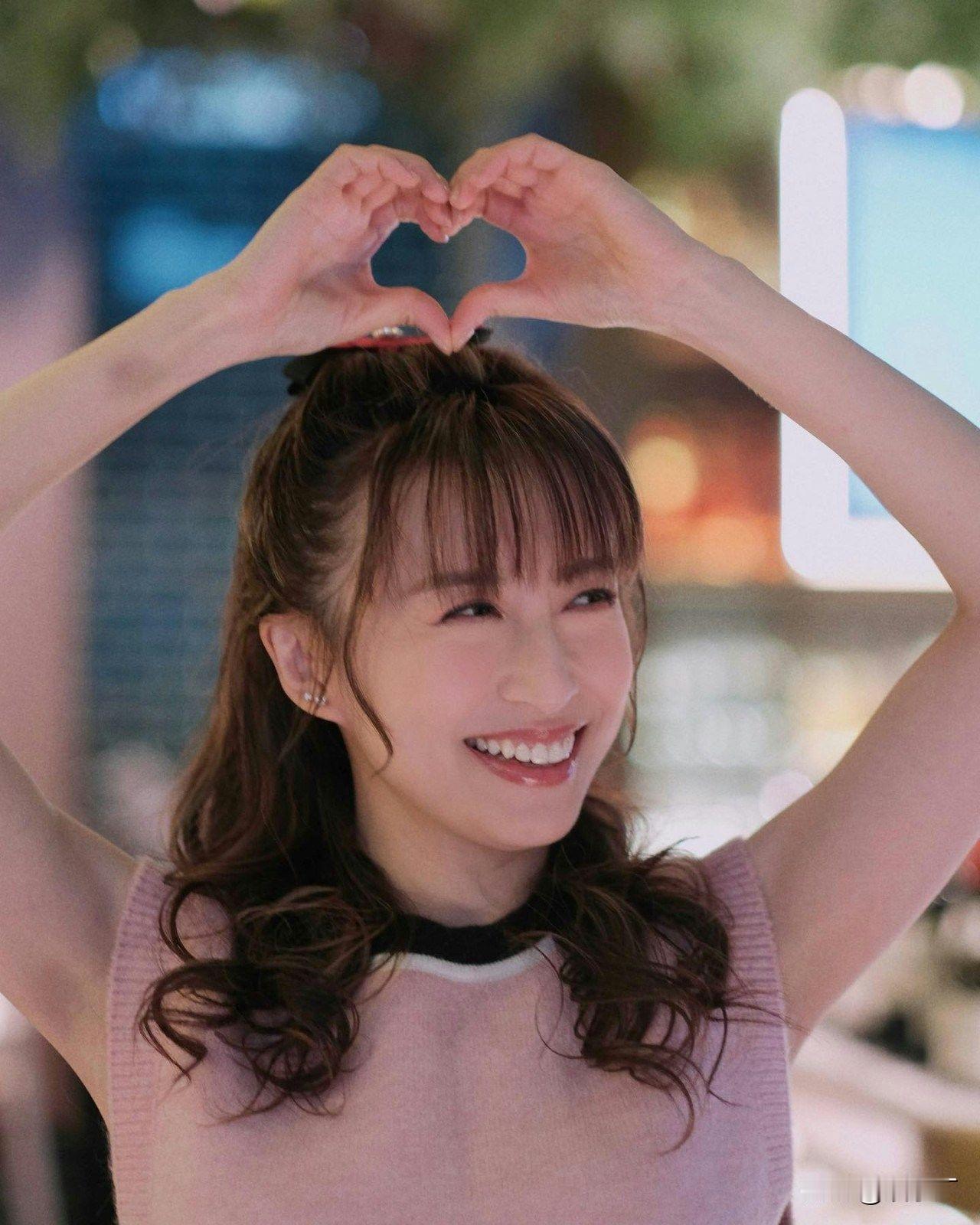 咱就是说，龚嘉欣这生日过得有点扎心啊！少妇联盟姐妹陈凯琳、谭凯琪贴心办睡衣派对，