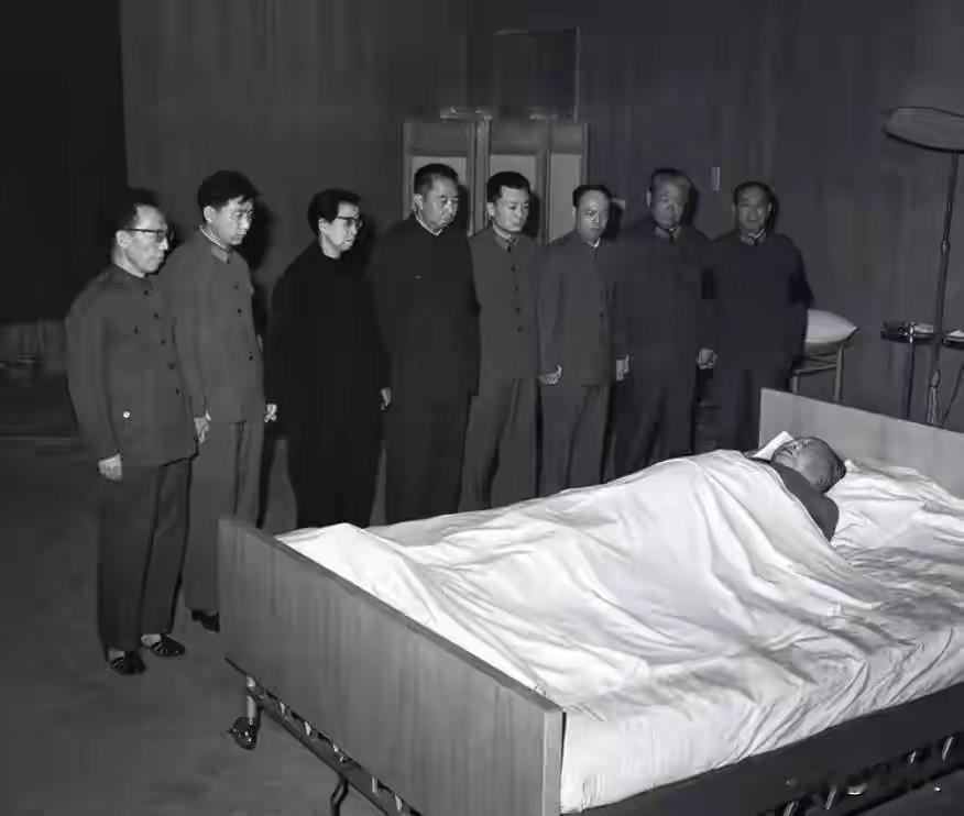 1976年9月9日，伟人离世！中央破例更改主席遗愿，含泪做出重要决定
 
毛主席