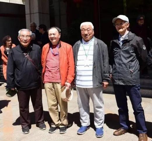 广东广州，4名退休教授周末聚会，自带2瓶白酒，点了14道菜，共花费1200元，吃