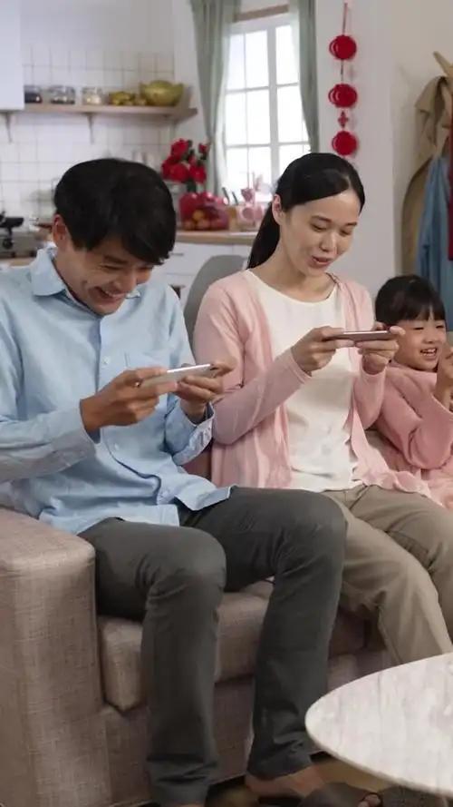 别让手机，偷走了孩子的童年，也偷走了亲情的温度。我们总说给孩子最好的，但最好的真