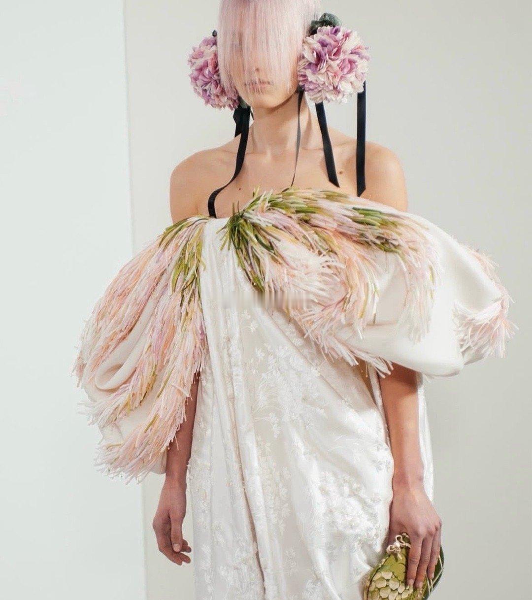 刘忻 先锋审美 Jonathan Anderson职业生涯中的首场高定大秀献给了