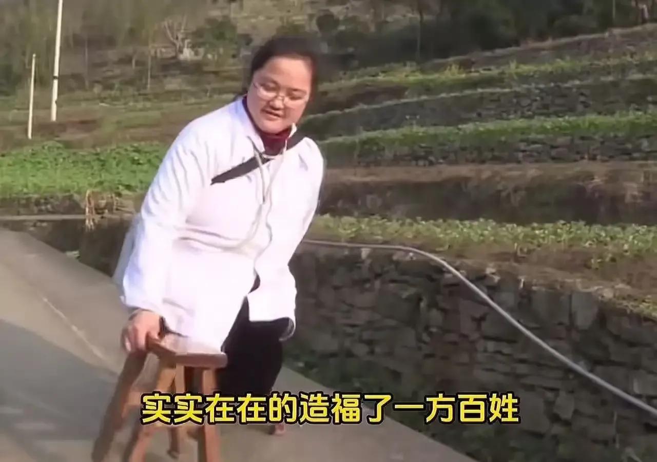 你敢相信吗？女村医没有双腿，却靠着板凳支撑，一步步走遍了辖区的700多户人家，宛