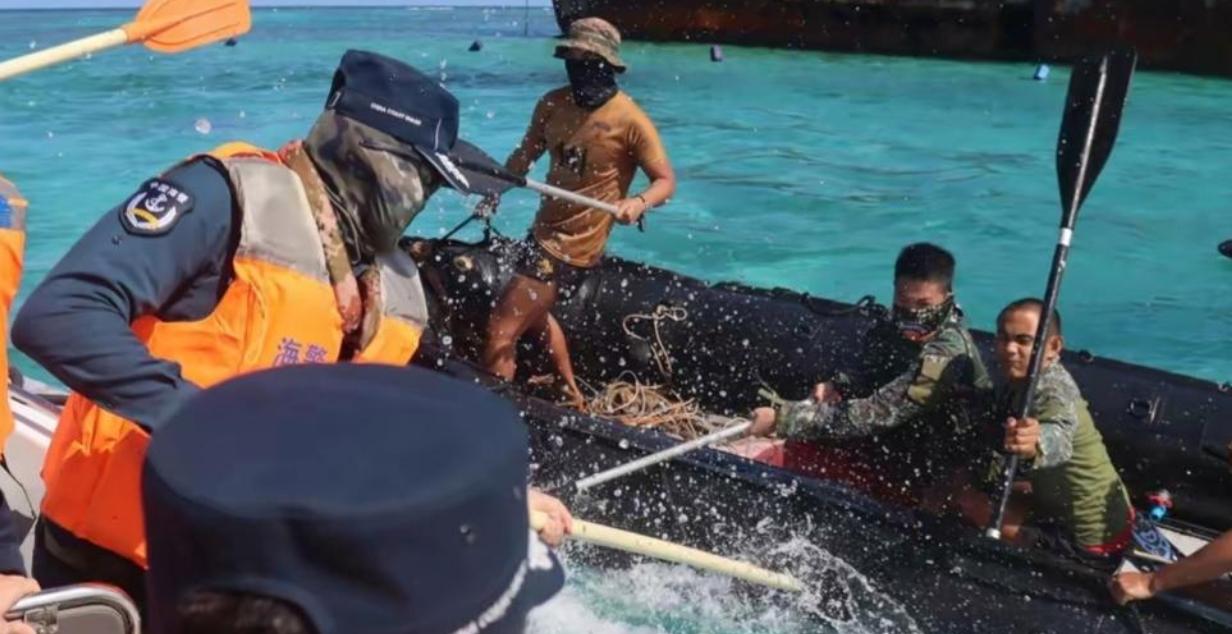 海上对峙画面流出，很多人好奇，中国海警手中这件钢制器具究竟是什么？
 
近岸海上