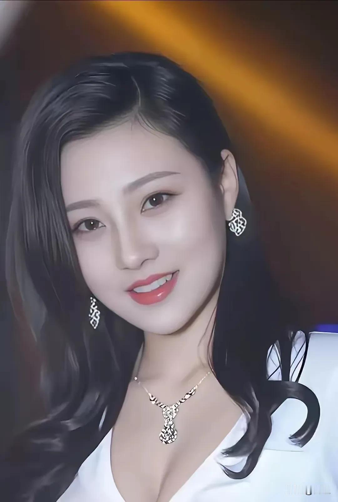 细细柳叶眉，丹丹朱唇启。明眸皓齿健，秀发如青丝。古人的审美从来都在线，巧笑倩兮，