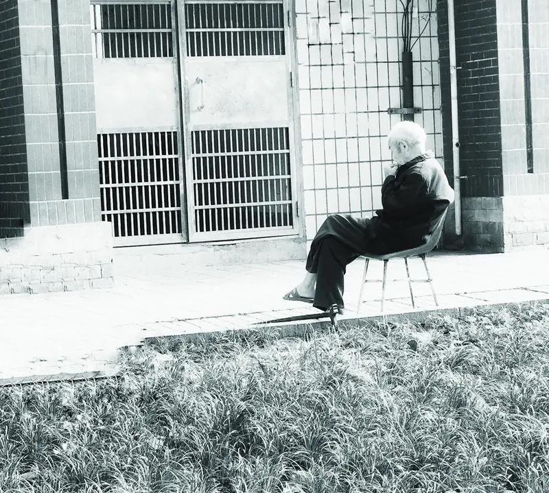 没退休工资的人养老确实是个难题。像我听说有老人在子女家养老，子女孝顺还好，要是遇