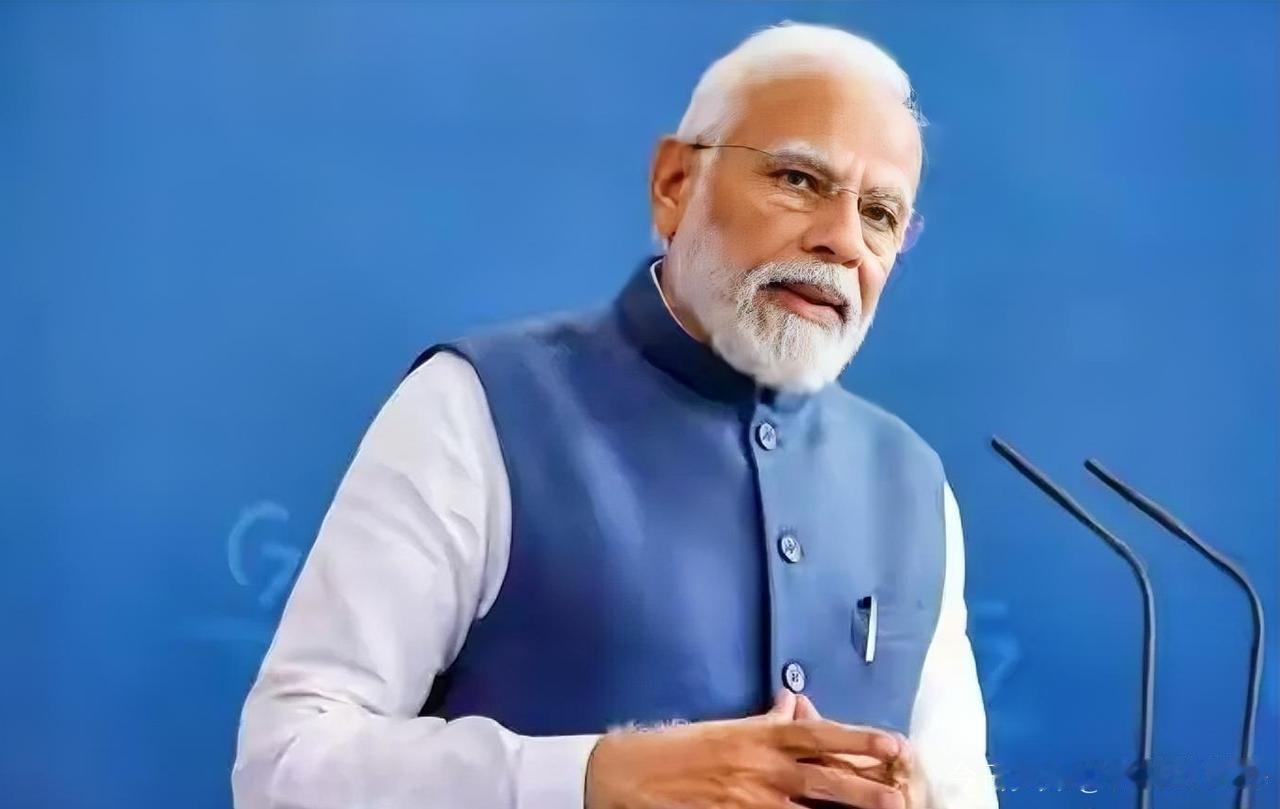 印度拉贾斯坦邦又出事了，15名刚拜完神庙的信徒返程时，坐的小巴一头撞上路边停着的