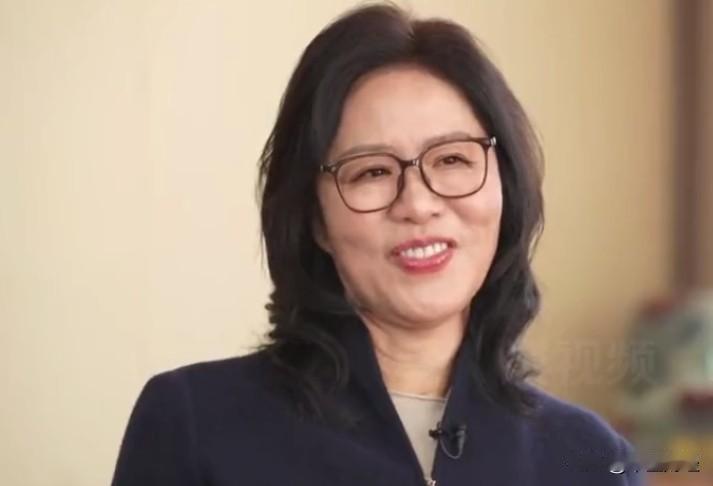 女排“铁榔头”摇身一变，成了温文尔雅的女士，这变化着实惊人！
实际上，这般变化的