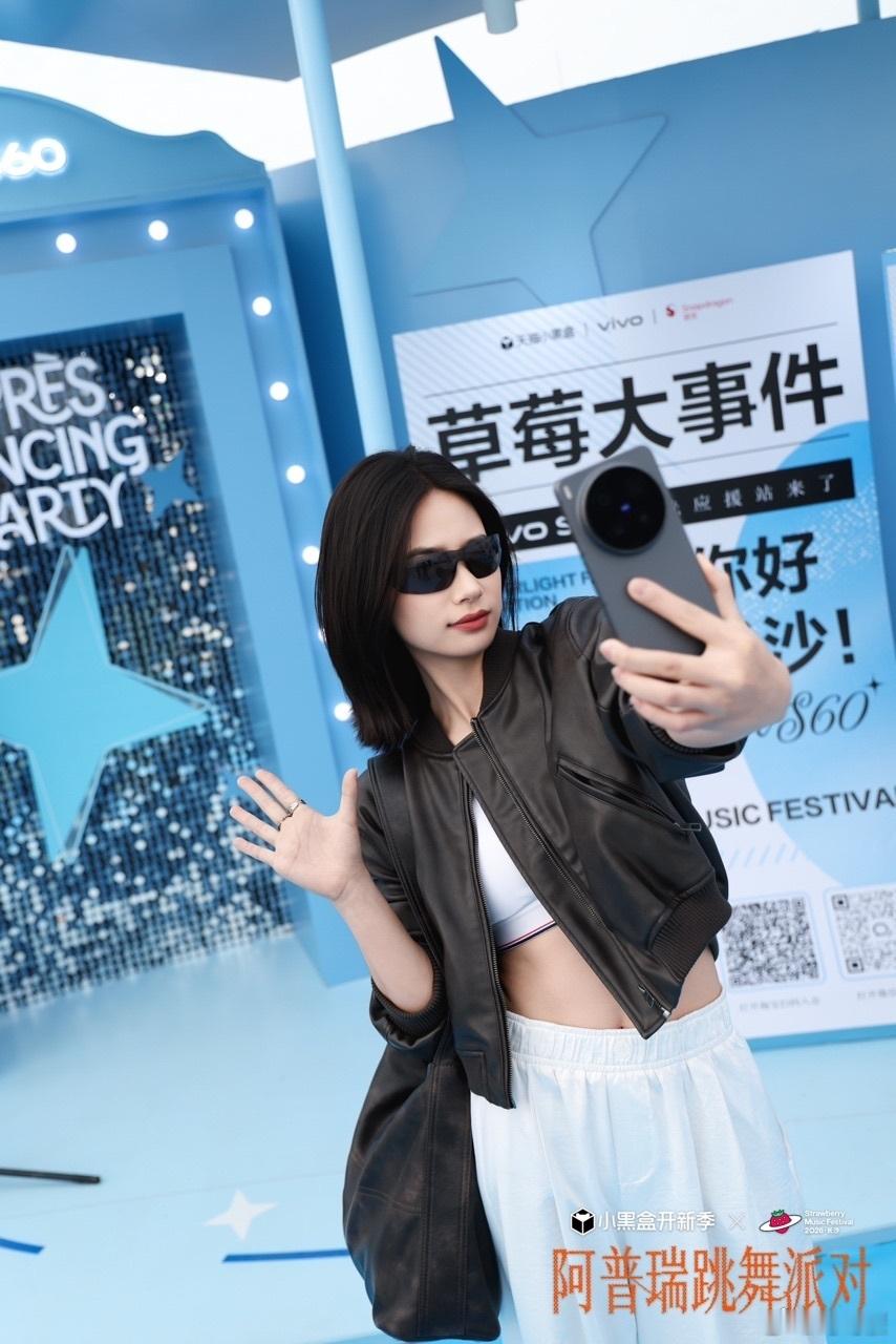 跟曾沛慈学天猫阿普瑞风曾沛慈的舞台穿搭太有借鉴意义，完美诠释阿普瑞风。运动单品结