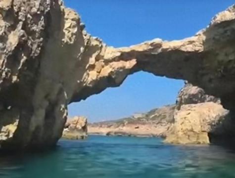 [流泪]“痛心！”马耳他著名天然岩石拱门“亲吻象”坍塌，砸中下方摩托艇，致一名2