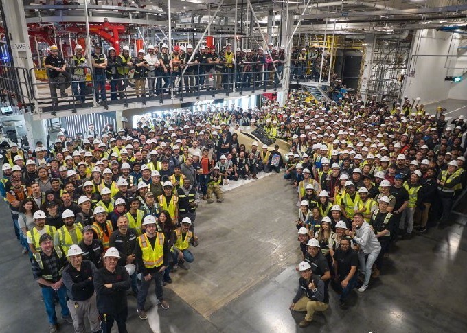 特斯拉宣布首辆Cybercab下线科幻照进现实！特斯拉首辆Cybercab正式在