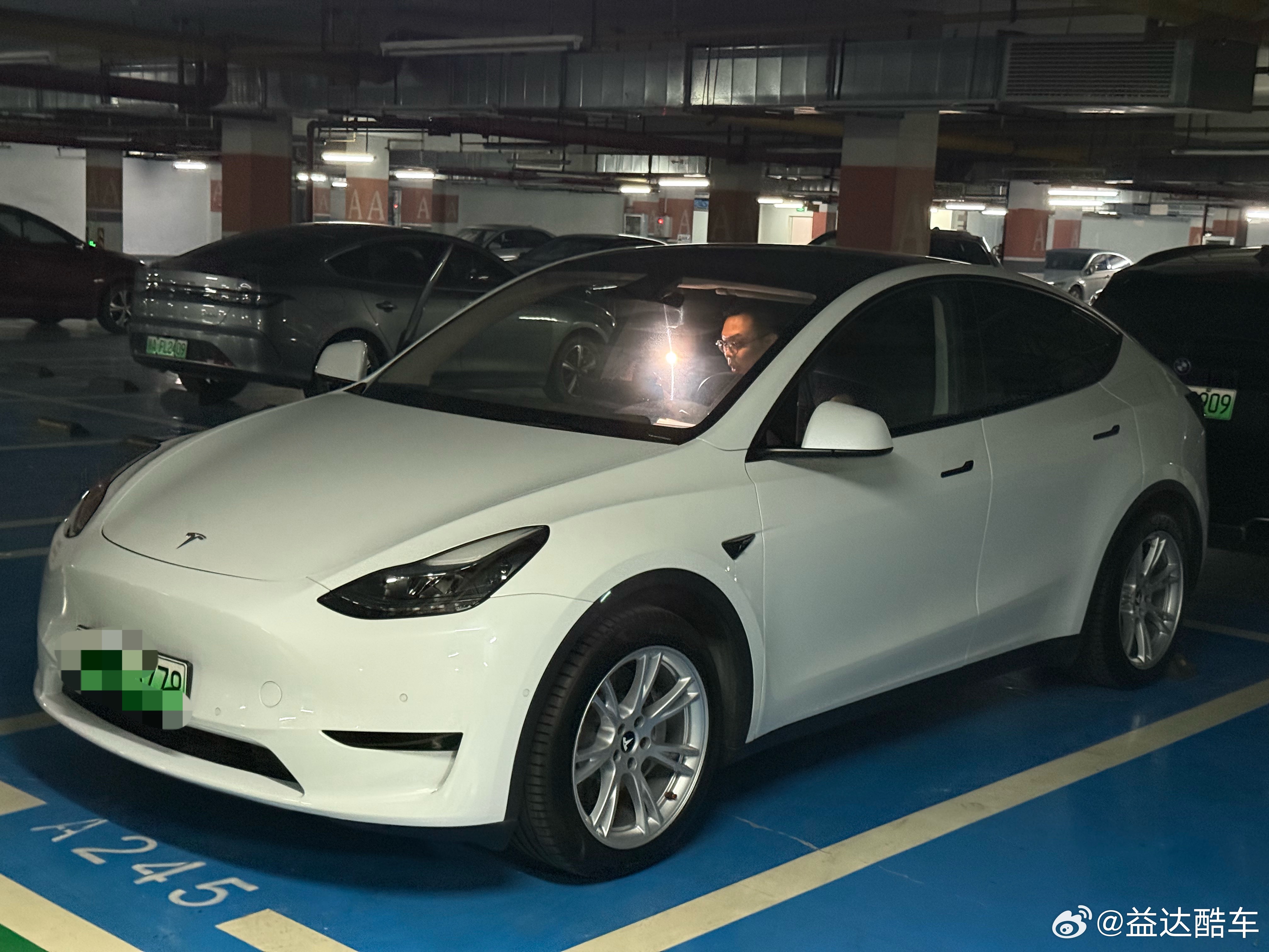 这样的客户给我来一打大半夜到我家楼下来看车，顺利定下22年2万公里的特斯拉Y下架