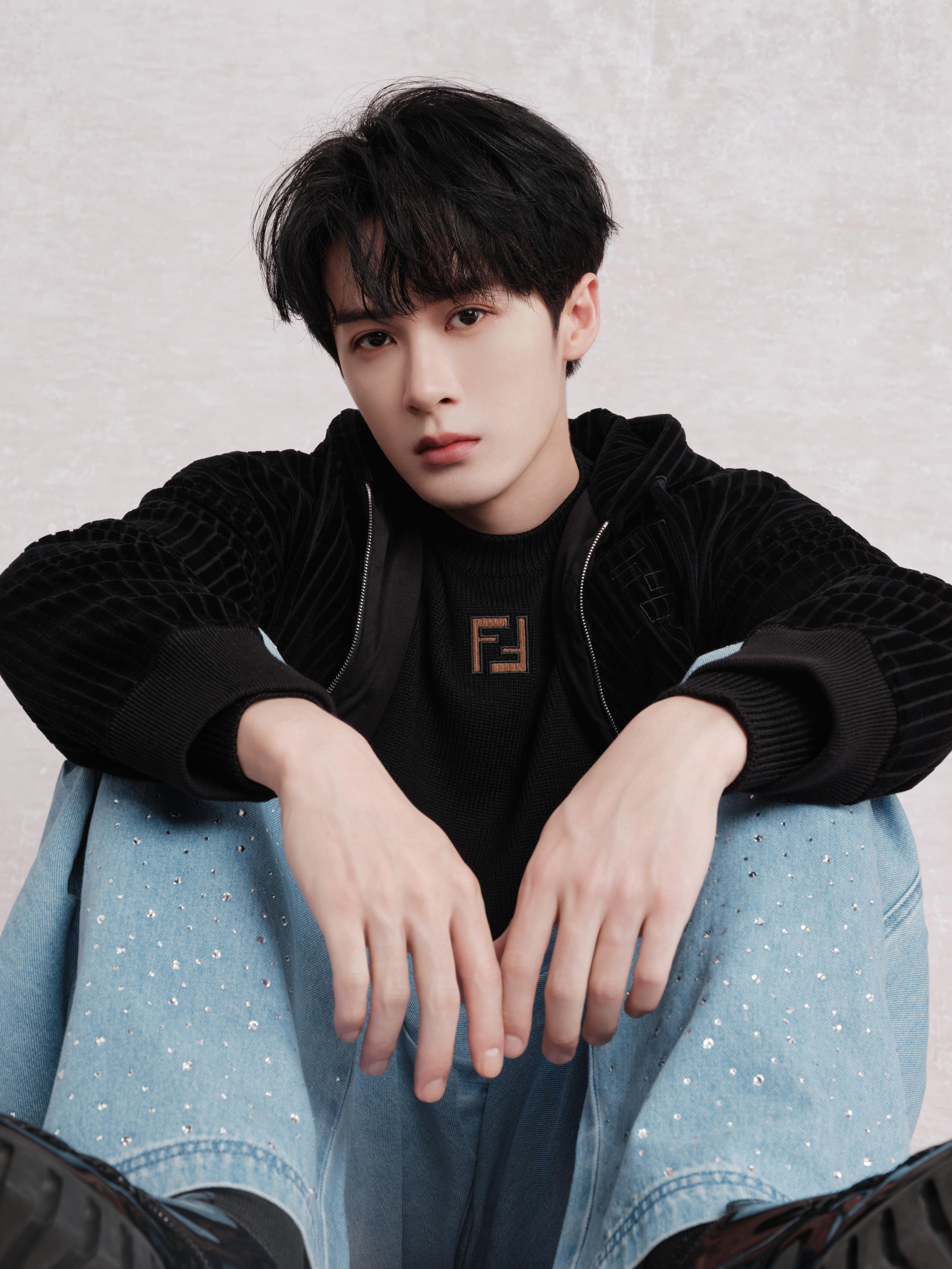 檀健次FENDI海报 