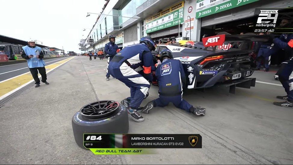 杆位发车的Red Bull Team ABT的84号车组，左后胎爆胎进站更换纽博