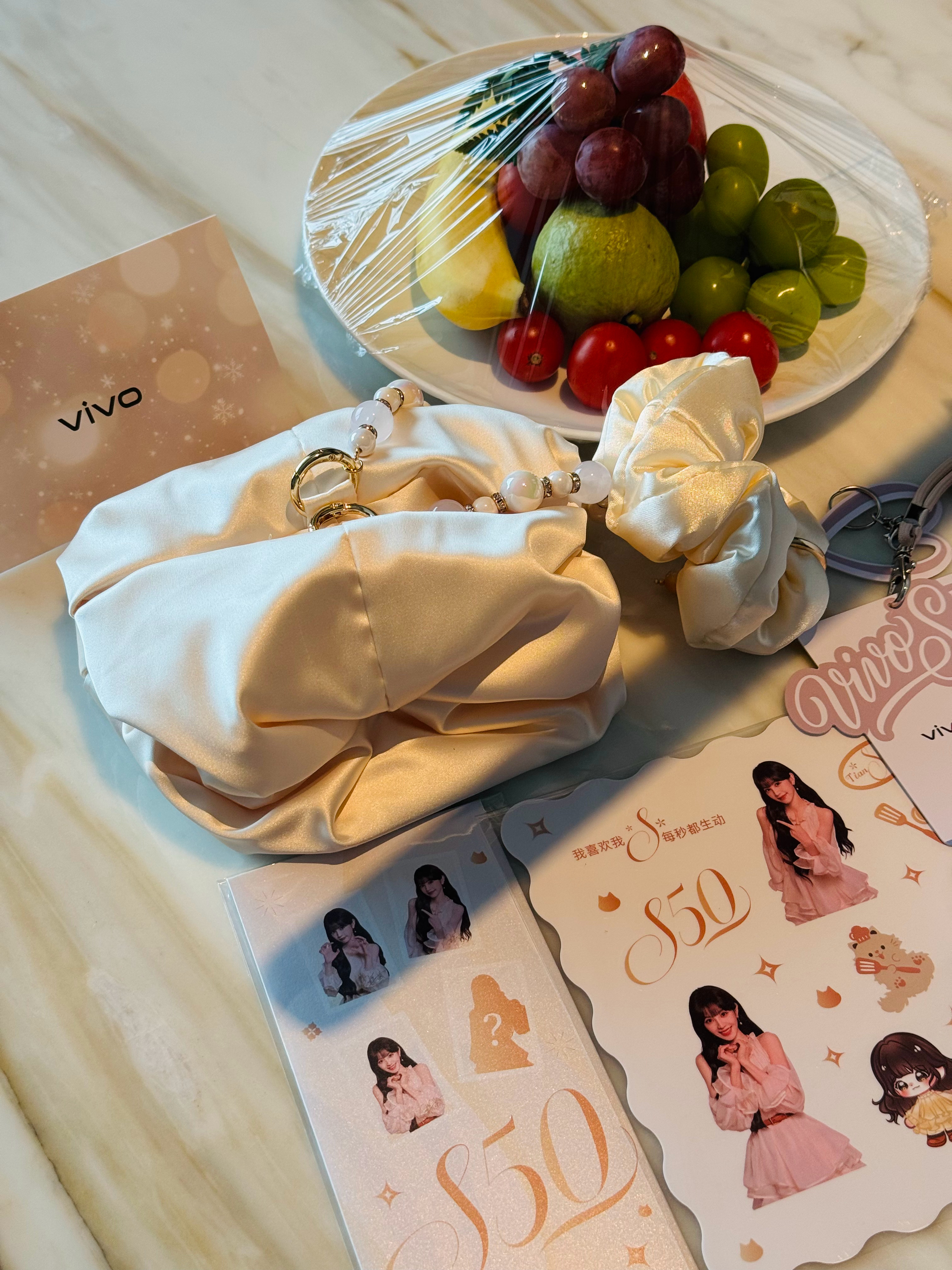 到武汉了，今晚S50系列发布会，伴手礼是田曦薇的周边，今晚就能见到小田… 武汉·