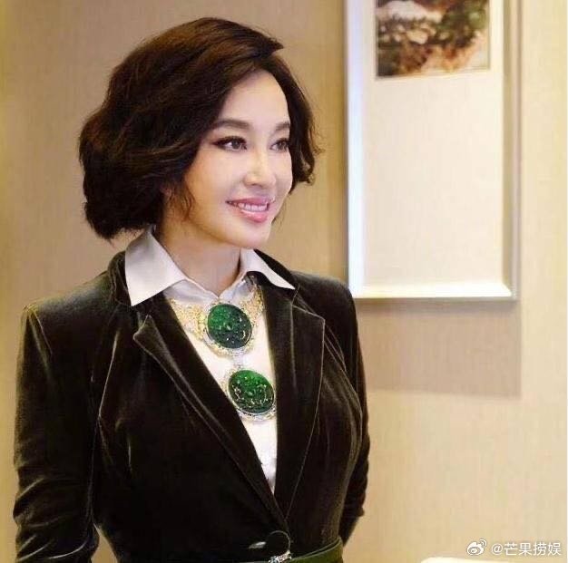 一场亲情纠纷，意外扒出刘晓庆的真实家底。外甥方称刘晓庆撕裂亲情 闹得沸沸扬扬，刘