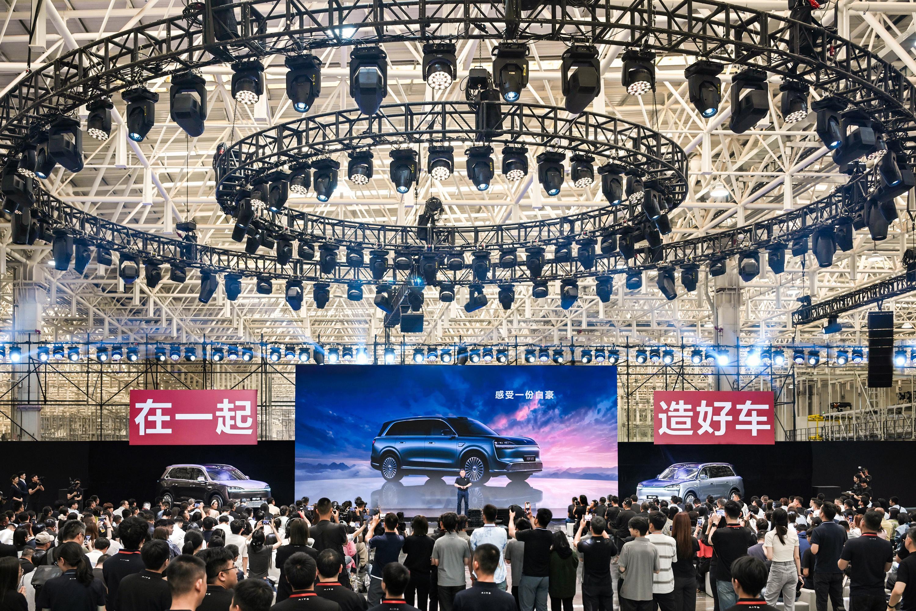问界在行业首创了用户工厂验收交付模式——用户认可，才是真正的验收。在全新一代问界