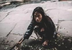 安徽合肥一座桥洞内，24岁流浪女阿玲已在此居住近半年，阴暗潮湿的纸板铺地便是“家